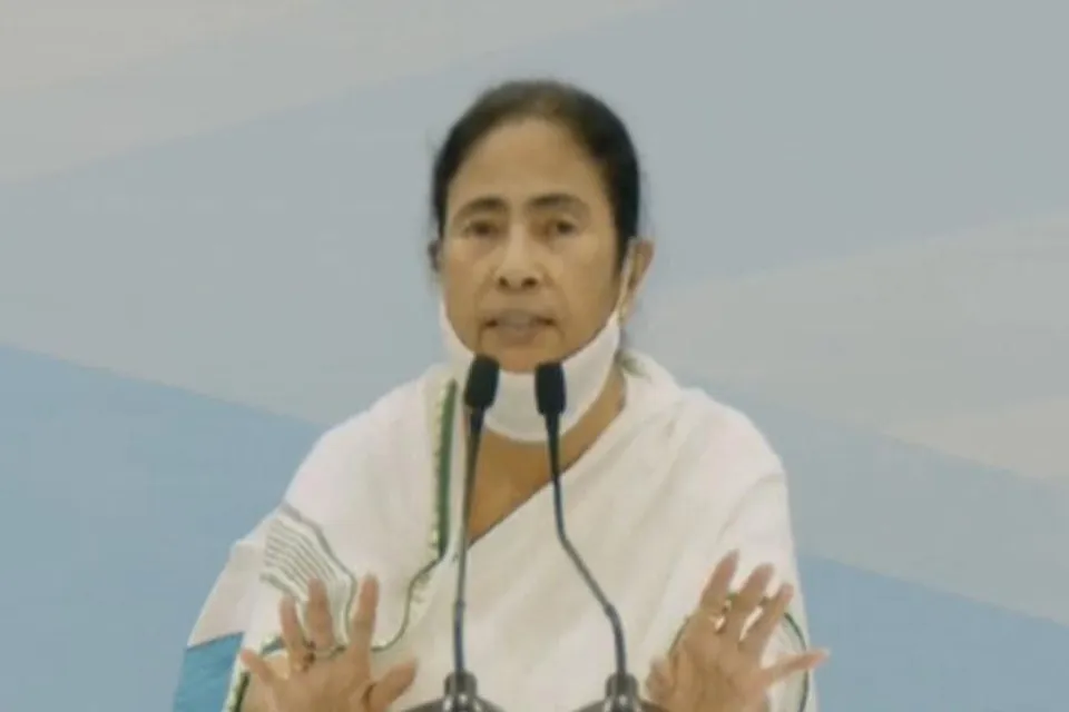 পুলিশের অনেক আইসি তাঁবেদারি করছেন, রঙ দেখবেন না, কড়া বার্তা মুখ্যমন্ত্রীর