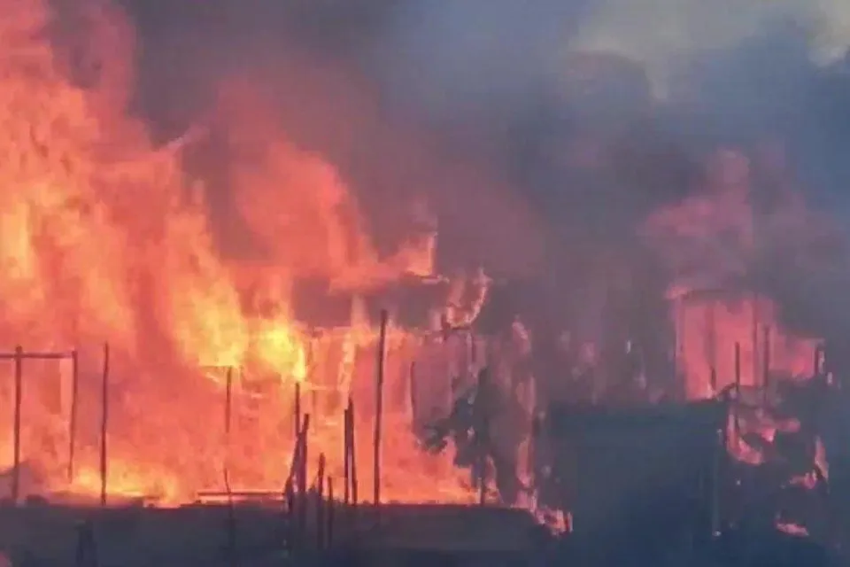 দাউদাউ করে জ্বলছে মানুষের ঘরবাড়ি-দোকান