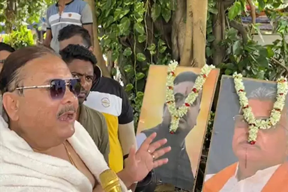 শুভেন্দু, দিলীপের ছবিতে মালা দিয়ে তপর্ণ করলেন মদন মিত্র