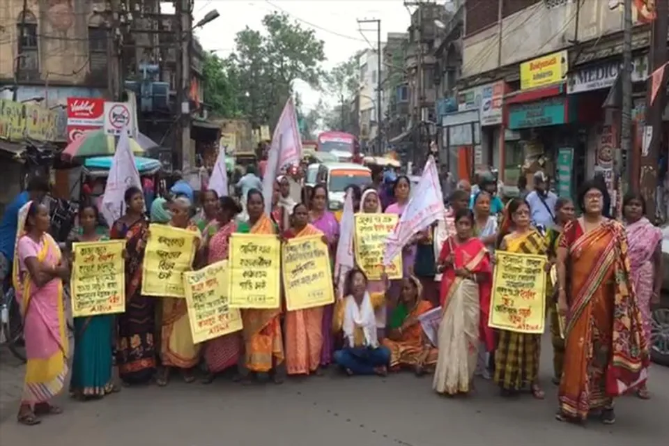রানীগঞ্জে মাড়োয়ারি হাসপাতালের সামনে এনএইচ-৬০ রাস্তা অবরোধ করে বিক্ষোভ দেখাল 'সারা ভারত মহিলা সমিতি'
