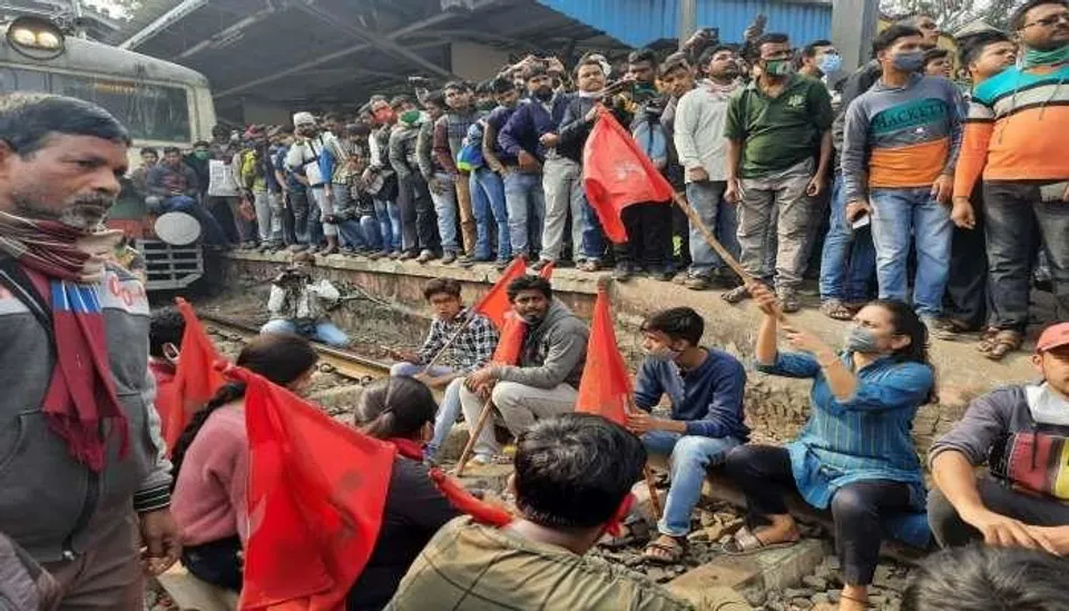 ডোমজুড়ে রেল অবরোধ