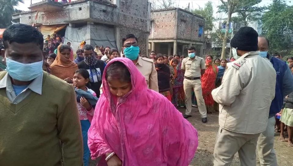 সন্দেহের বসে প্রকাশ্যে গৃহবধূকে মারধর!