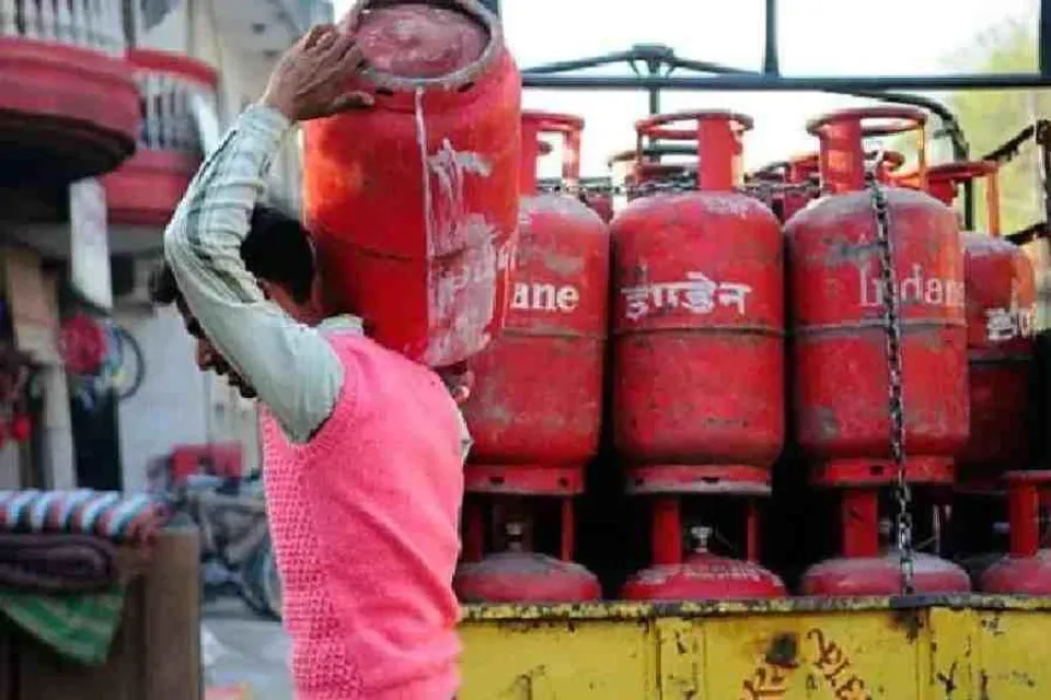 এলপিজি গ্যাস সিলিন্ডারের দাম বৃদ্ধি: মুখ খুললেন গৃহকর্ত্রীরা