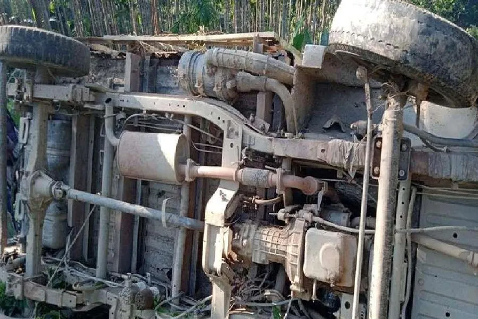 পাহাড় থেকে গভীর খাদে পড়ল ট্রাক, মৃত একাধিক