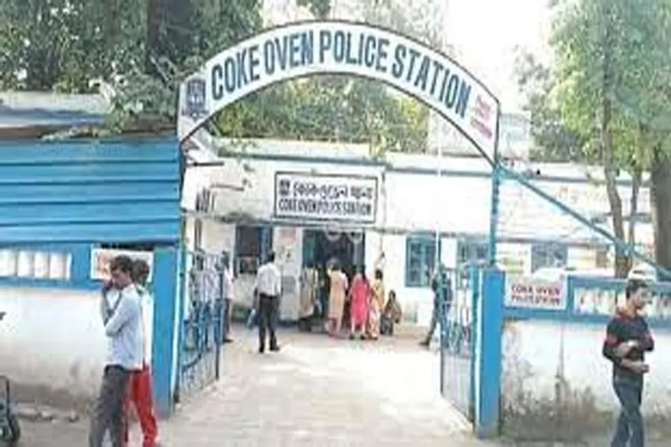 রক্তাক্ত অবস্থায় আহত স্ত্রী, সামনে ঝুলন্ত স্বামী, চঞ্চল্য ছড়াল এলাকায়