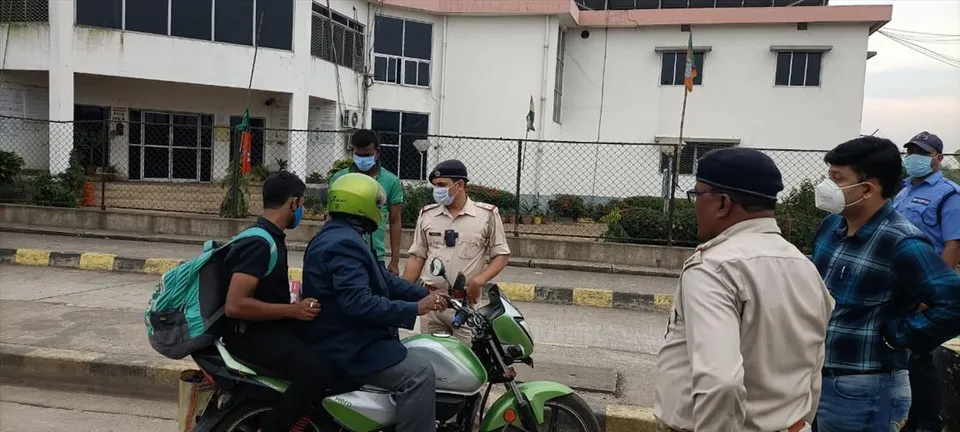 হেলমেট হীন বাইক দেখলেই কেশ দিচ্ছে ডেবরা থানার পুলিশ