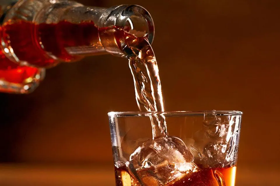 মদ চাইলো স্বামী! প্রেমিকে মগ্ন স্ত্রী ঘাস মারা বিষ মেশালো তাতে! তারপর?