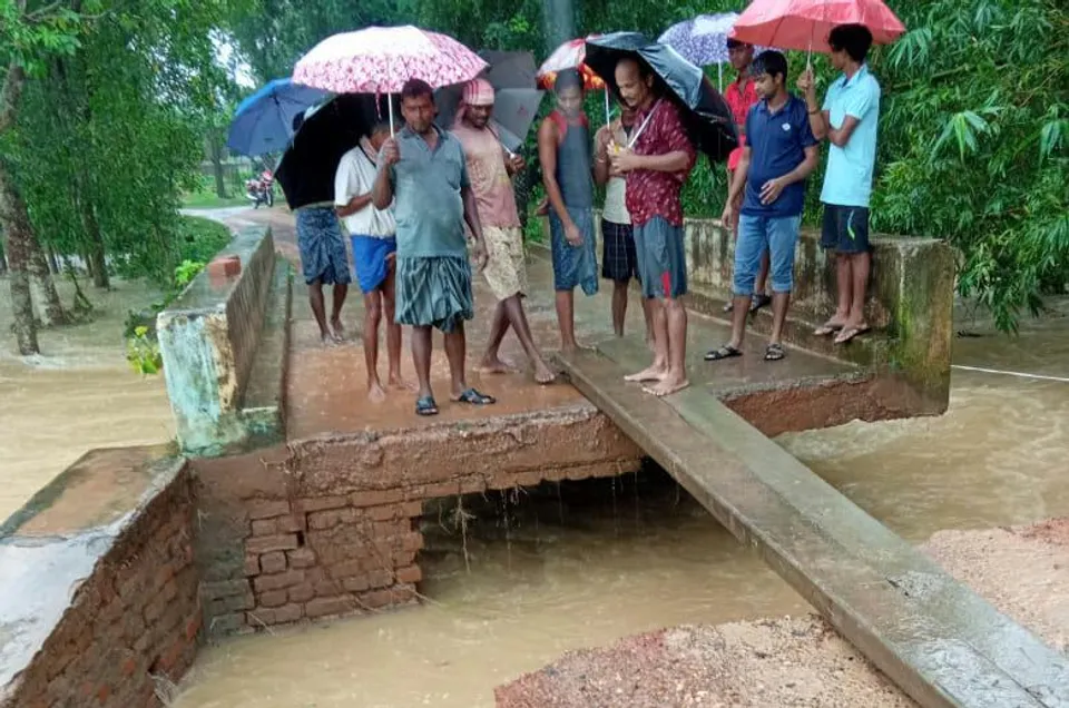 বাঁধ ভেঙে 'বানভাসি' পশ্চিম মেদিনীপুরের চাঁদড়া, সেতু ভেঙে বিচ্ছিন্ন যোগাযোগ