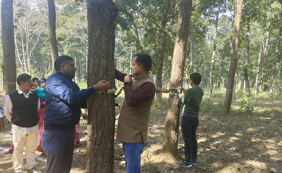 ভালোবাসার দিনে গাছে ফুলের মালা পরিয়ে বনভূমি বাঁচানোর শপথ শালবনীতে