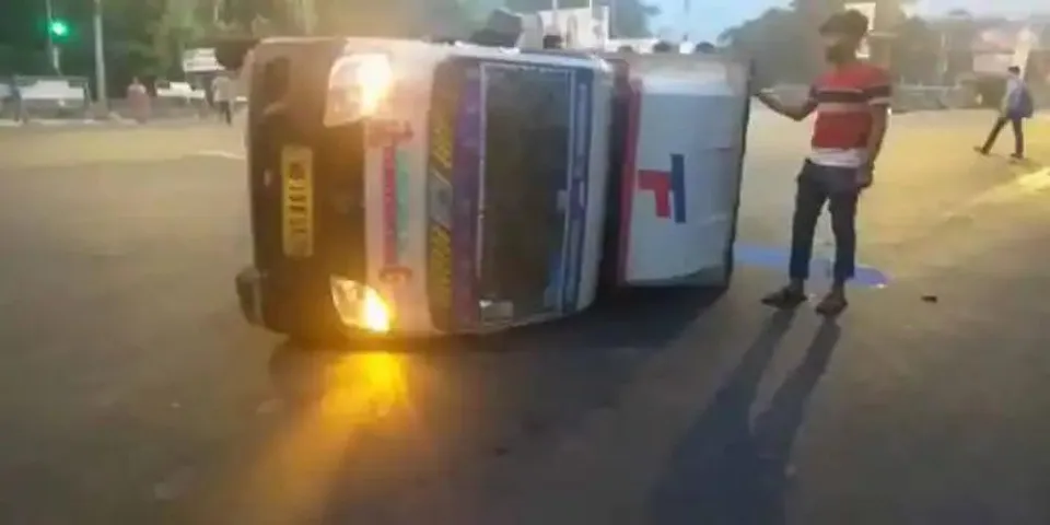 সল্টলেক চিংড়িঘাটা মোড়ে পথ দুর্ঘটনা