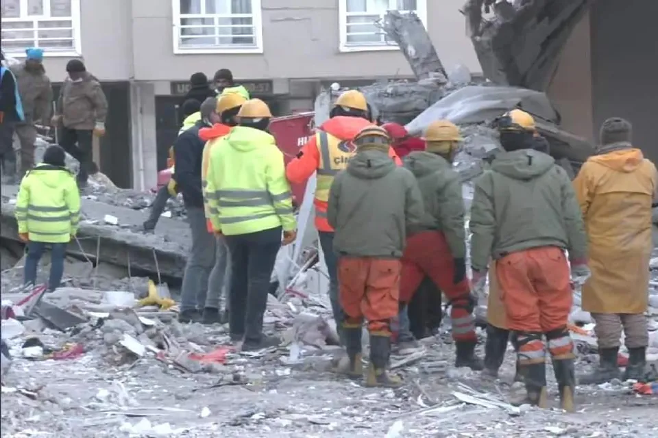 ধ্বংসস্তূপের নিচ থেকে ৬ বছরের শিশু-কন্যাকে উদ্ধার করল এনডিআরএফ দল