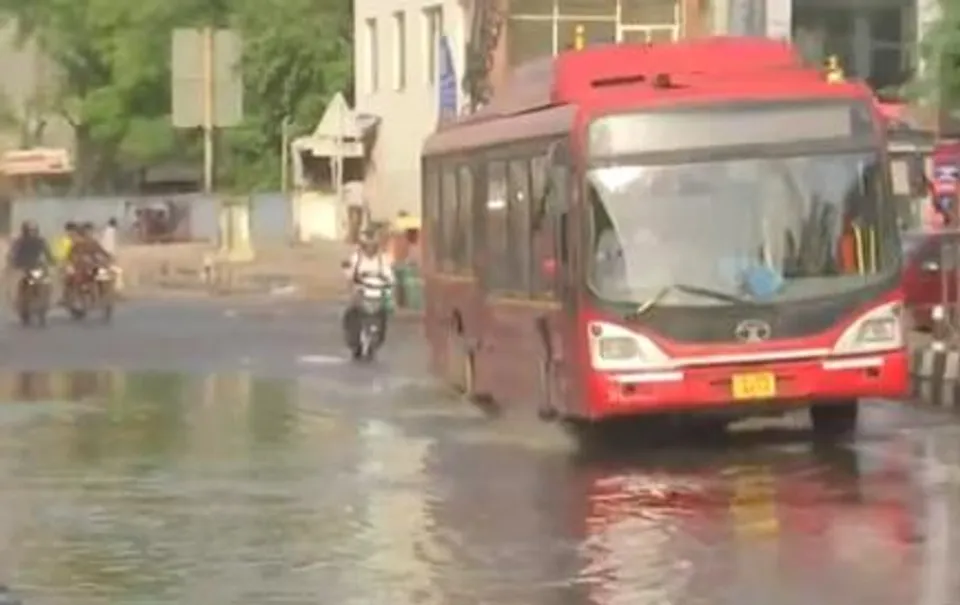 রাতভর ভারী বর্ষণে জলমগ্ন দিল্লি