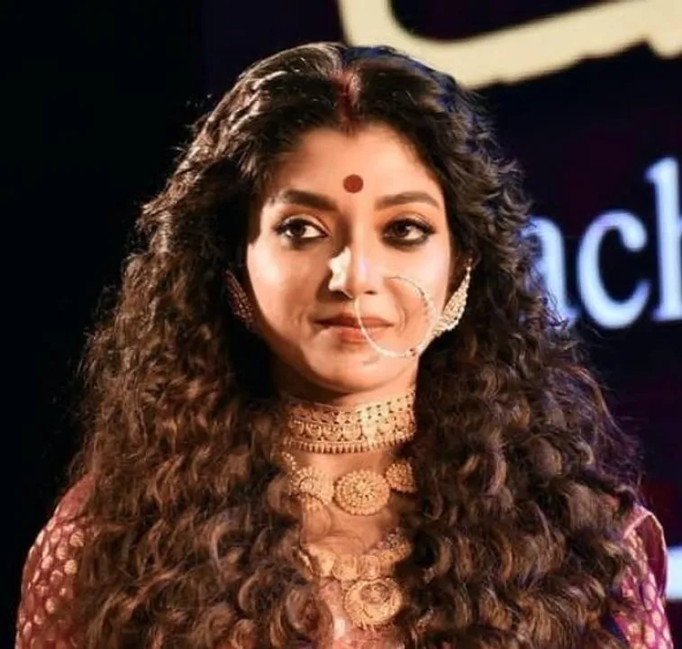 জিমেও পুজোর আমেজ, নাচের তালে মাতলেন দেবলীনা