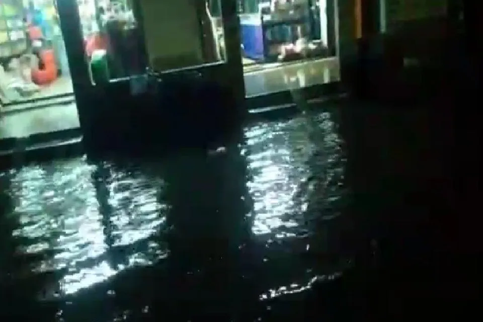 কয়েক মিনিটের বৃষ্টিতেই রাজ্যসড়কে জল জমে ভোগান্তি