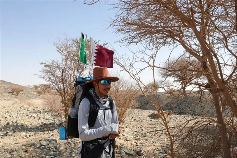 মরভূমির ওপর দিয়ে হেঁটে বিশ্বকাপ দেখতে যাচ্ছেন এক ব্যক্তি