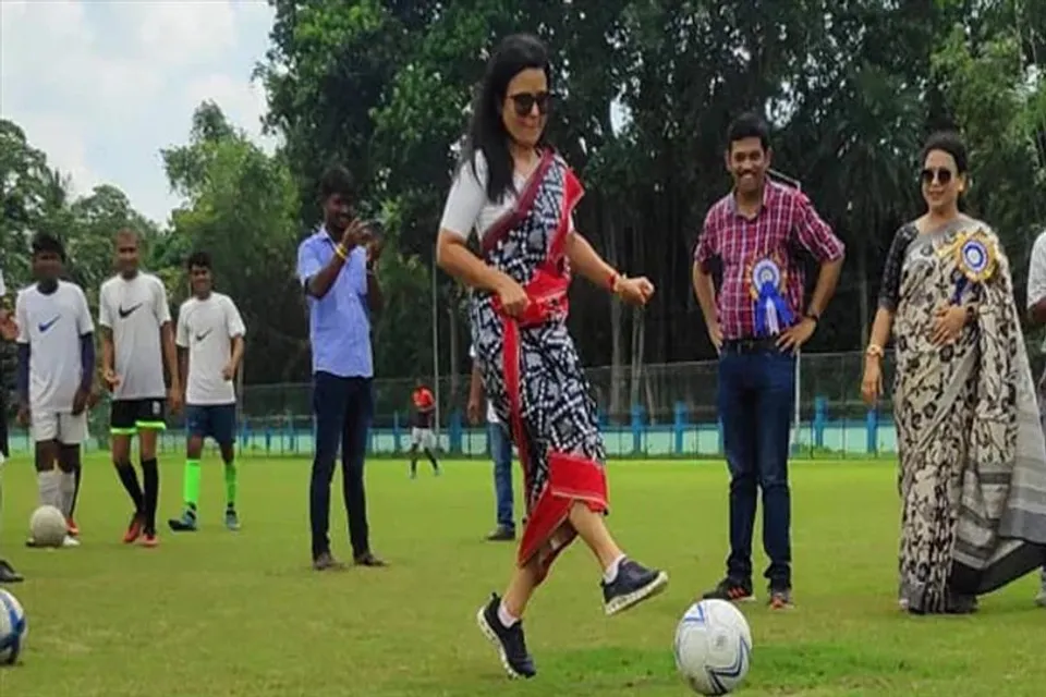 খেলা হবে দিবসে ফুটবলে কিক করলেন মহুয়া