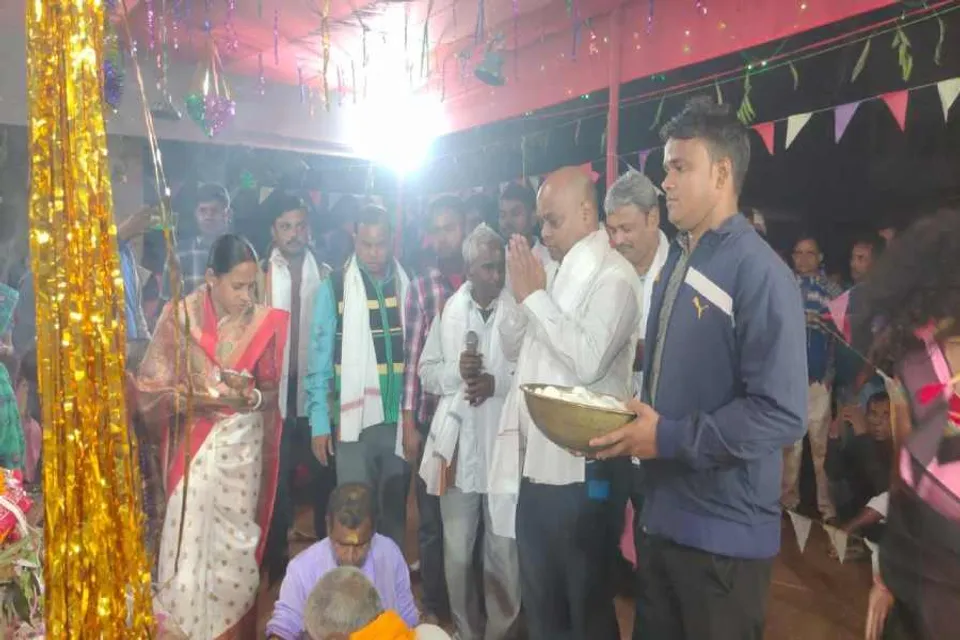 সাঁকরাইল ব্লকের চুনপাড়া সার্বজনীন ৩২ তম বর্ষ রাস উৎসবে মেতে উঠেছেন এলাকার সর্বস্তরের মানুষজন