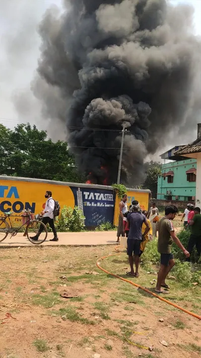 বেলদায় পুরনো মালপত্র রাখার গোডাউনে আগুন, দেখুন ভিডিও