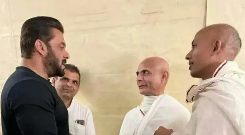 জৈন সন্ন্যাসী আচার্য বিজয় হংসরত্নসুরের সঙ্গে দেখা করলেন সলমন খান