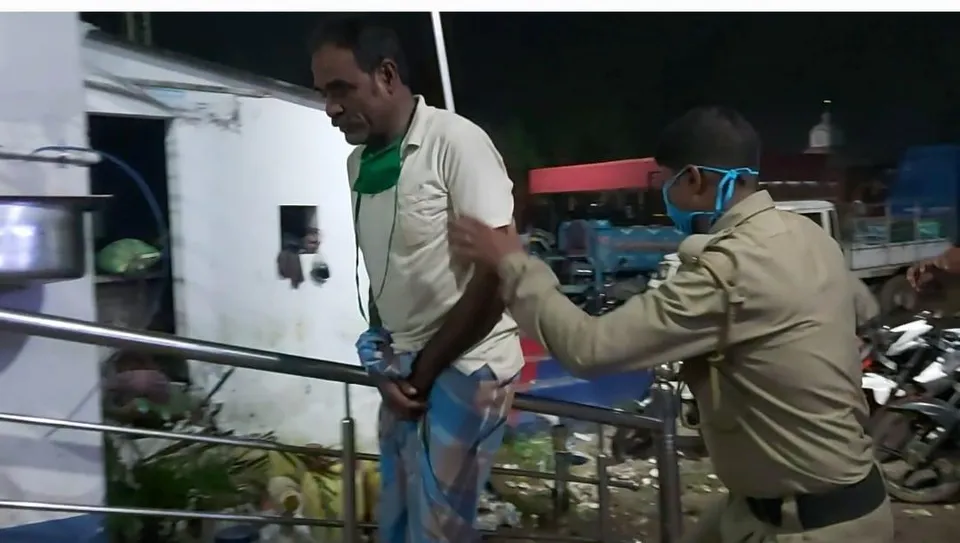 গ্রেফতার ড্রাগ পাচারকারী