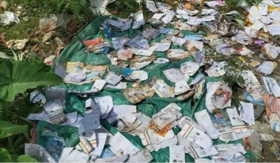 খোলা মাঠে পড়ে আছে প্রচুর আধার কার্ড!