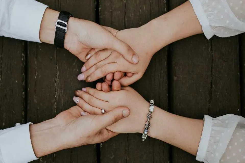 সকলের সামনেই ভালোবাসা প্রকাশ করুন