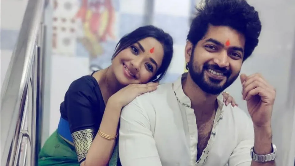 পুজোয় রেস্তরাঁর লম্বা লাইন থেকে দূরেই থাকেন ওম-মিমি