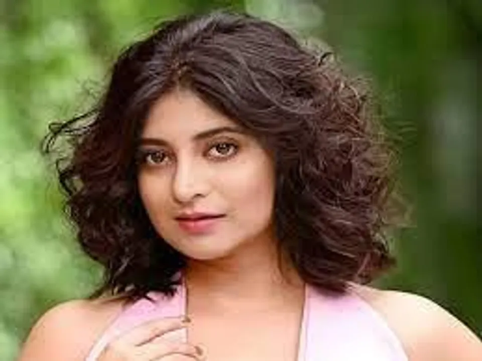 হট লুকে সন্দিপ্তা