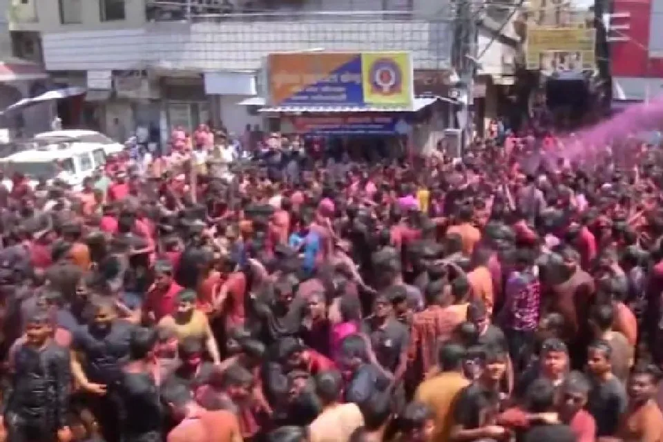 ভোপালে চলছে রঙের উৎসব, দেখুন ভিডিও