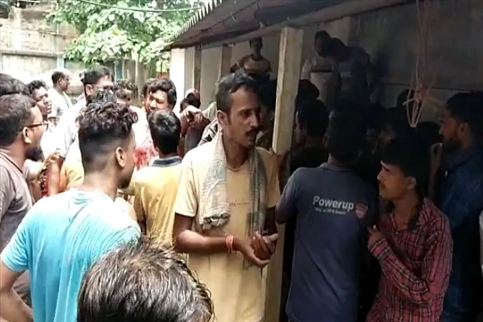 গ্রাম পঞ্চায়েত অফিসে তালা লাগিয়ে প্রধানকে ঘিরে বিক্ষোভ