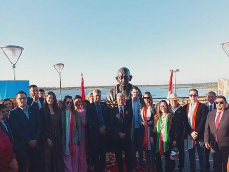 প্যারাগুয়েতে মহাত্মা গান্ধীর আবক্ষ মূর্তি উন্মোচন করলেন জয়শঙ্কর