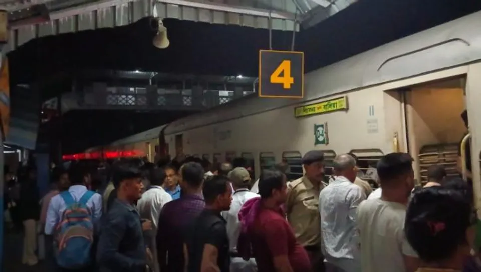 ট্রেন থেকে বেরোচ্ছে ধোঁয়া, শিয়ালদহ-বালিয়া এক্সপ্রেসে ব্যাপক আতঙ্ক