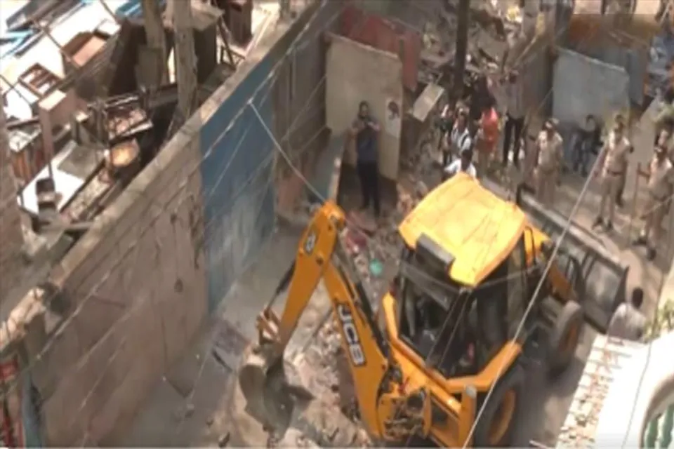 ফের দিল্লীতে চলল বুলডোজার