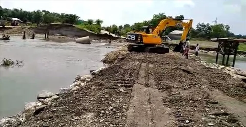 জল নামার পর জোরকদমে চলছে রাস্তা সংস্কারের কাজ