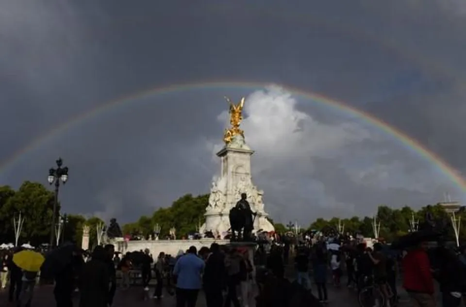 জীবন সায়াহ্নে রানী দ্বিতীয় এলিজাবেথ, বালমোরালের আকাশে তখন জোড়া রামধনু
