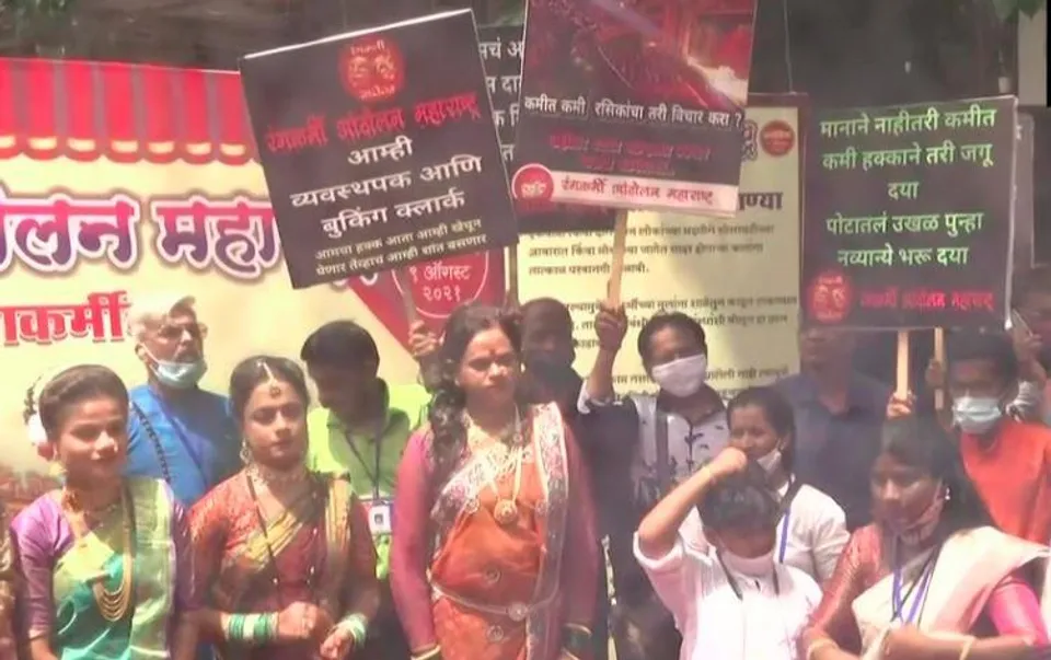 থিয়েটার পুনরায় খোলার দাবিতে নাট্যশিল্পীদের বিক্ষোভ মুম্বইয়ে