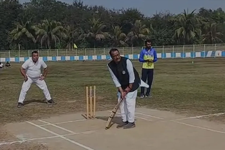 আইনজীবীদের বন্ধুত্বপূর্ণ ক্রিকেট ম্যাচে ব্যাট ধরলেন মলয় ঘটক