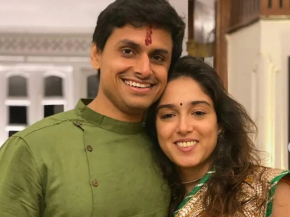 প্রেমিককে ভালবাসার চুম্বনে ভরিয়ে দিলেন আমির কন্যা, দেখুন ছবি