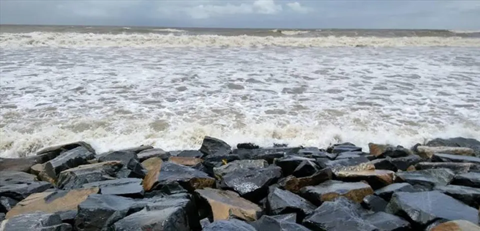 সমুদ্র সৈকতে বেড়াতে যাচ্ছেন? জেনে রাখুন এই আবশ্যিক বিষয় গুলি