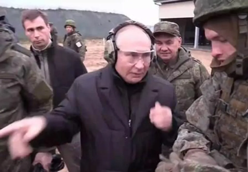 ইউক্রেনে যুদ্ধের মাঝে রাইফেল চালাচ্ছেন রুশ প্রেসিডেন্ট ভ্লাদিমির পুতিন