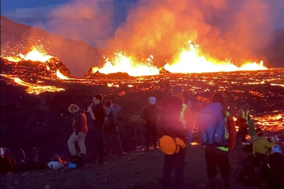 আট মাস পর ফের সক্রিয় আগ্নেয়গিরি
