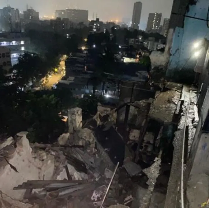 প্রবল বৃষ্টিতে মুম্বইয়ে একসঙ্গে ভেঙে পড়ল চারটি বাড়ি