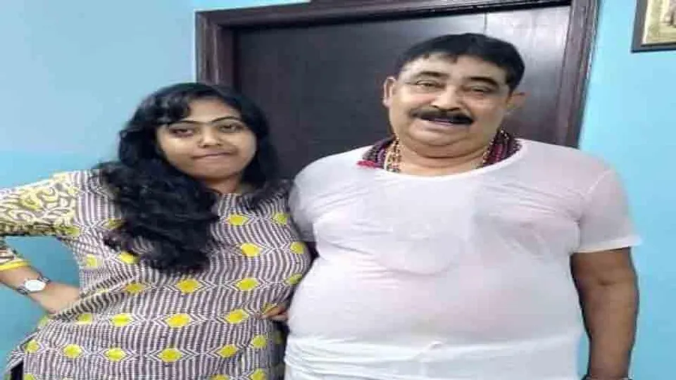 হাইকোর্টের তলব পেয়ে হাজিরা দিতে বেরোলেন অনুব্রত-কন্যা