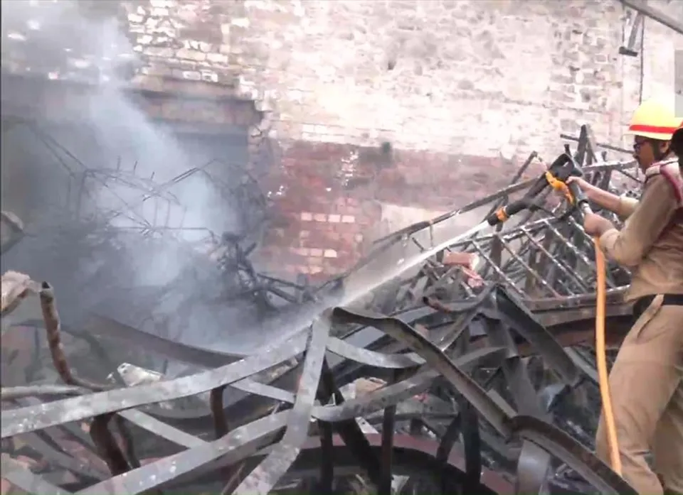 কুদঘাটের গুদামে ভয়াবহ আগুন