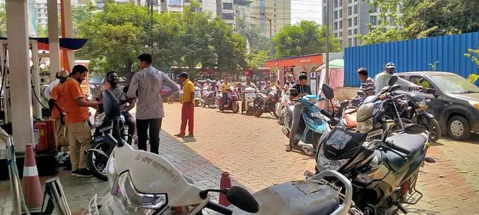 ১ টাকায় পেট্রোল বিতরণ