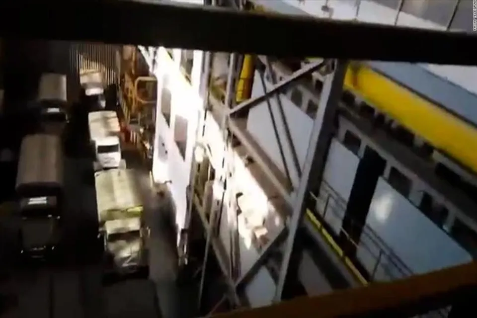 ইউক্রেনে পারমাণবিক কেন্দ্রের টারবাইন হলের ভিতরে রাশিয়ান যানবাহন!