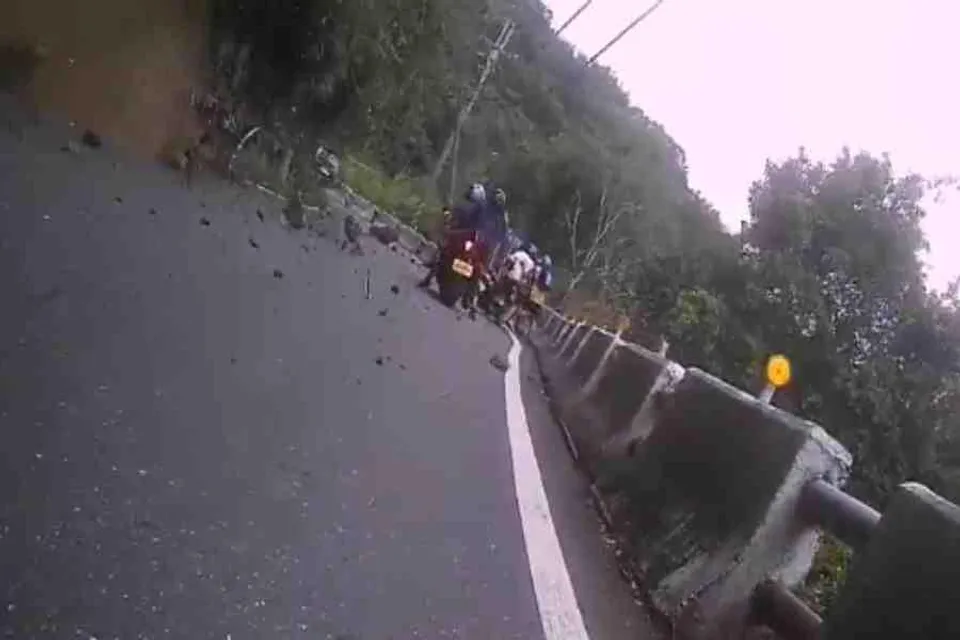 তাইওয়ান ভূমিকম্প, অল্পের জন্য প্রাণ বাঁচলো একাধিক বাইক আরোহীর- দেখুন ভিডিও