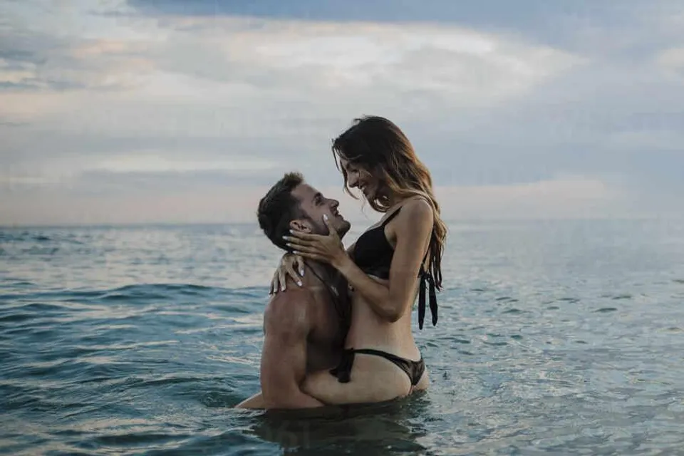 জলের মধ্যে সঙ্গীর সঙ্গে  মেতে উঠুন