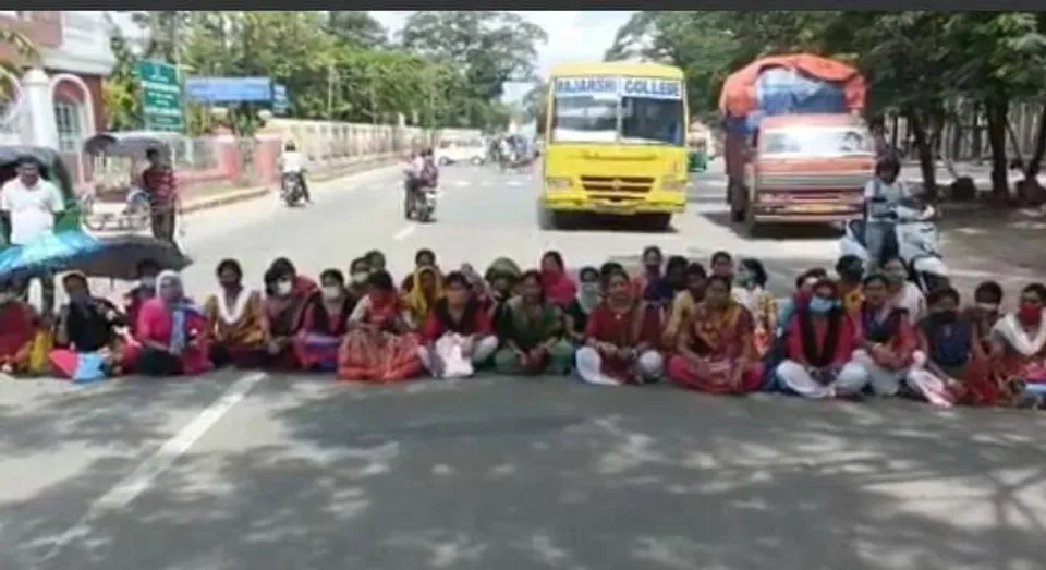 শিক্ষক সংকটে এবারে পথ অবরোধ করতে বাধ্য হল অভিভাবকরা
