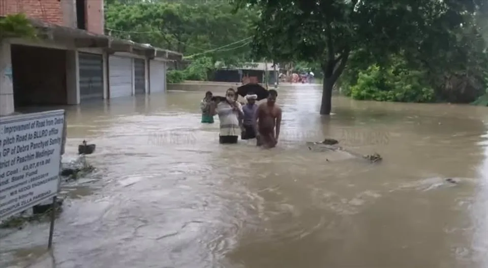 ডেবরার আলিশাহাগড়ে ভূমি দপ্তরের অফিস যাওয়ার রাস্তা জলের তলায়!